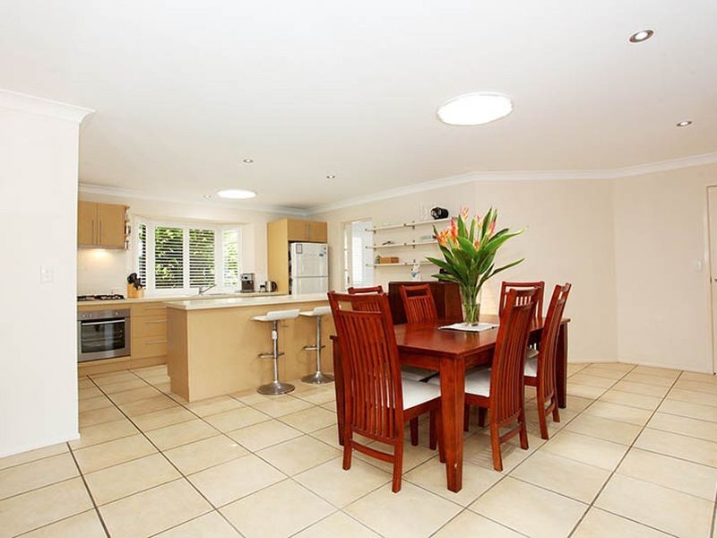 16 Naretha Street, Carindale QLD 4152