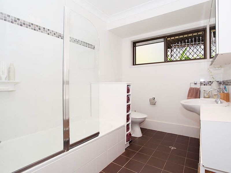 16 Naretha Street, Carindale QLD 4152