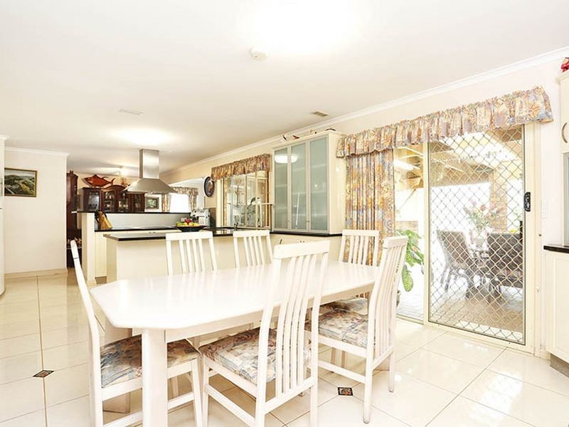 161 Meadowlands Road, Carindale QLD 4152