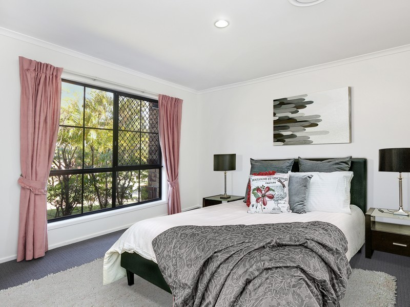 40 Oakley Street, Carindale QLD 4152