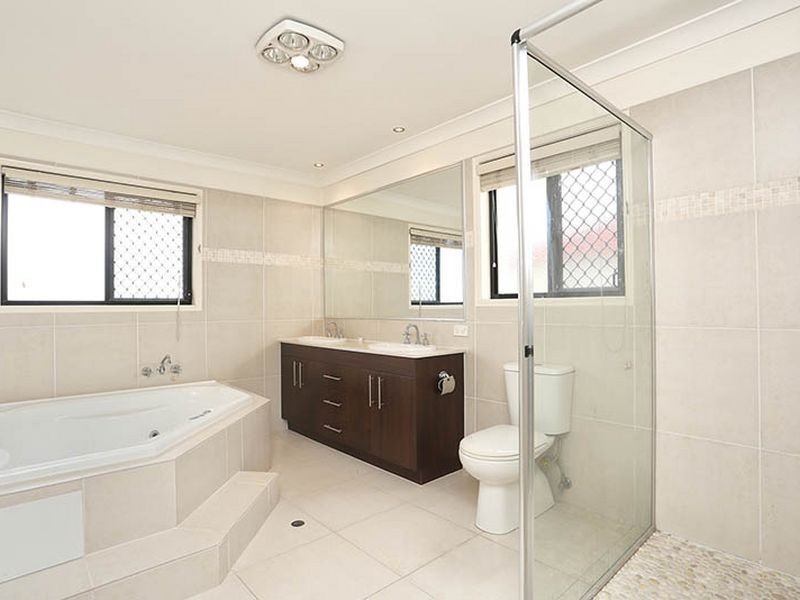 97 Silky Oak Crescent, Carindale QLD 4152