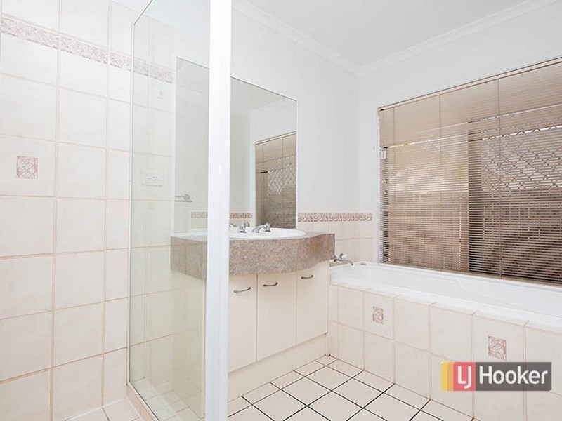 40 Oakley Street, Carindale QLD 4152