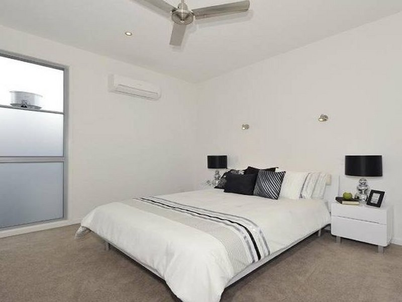 2/4 Newman Avenue, Camp Hill QLD 4152