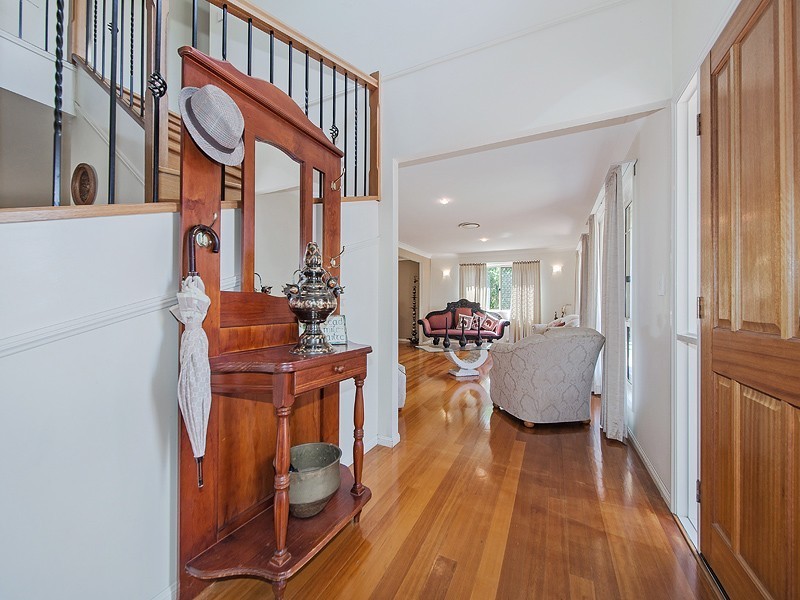 33 Scrub Road, Carindale QLD 4152