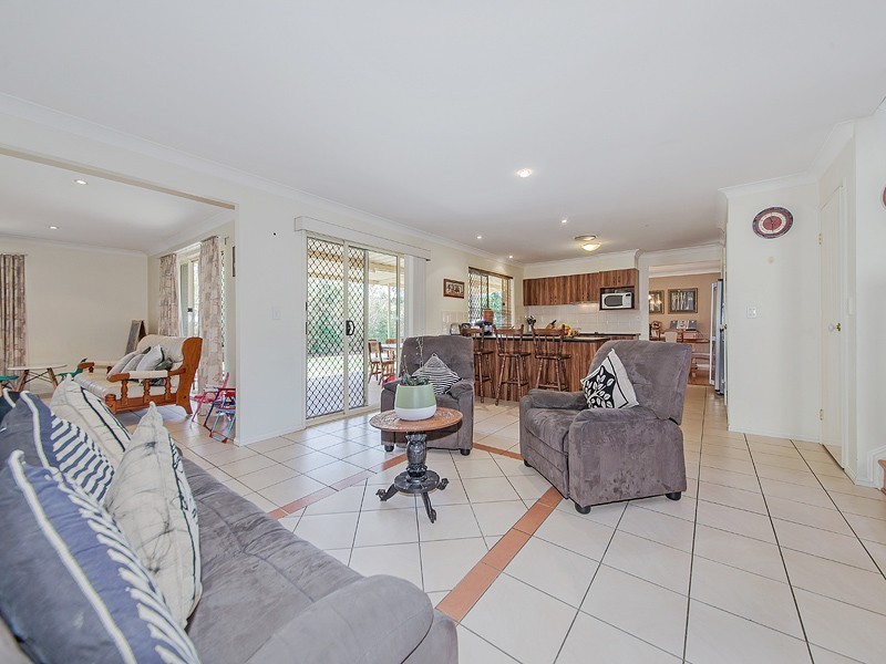 33 Scrub Road, Carindale QLD 4152