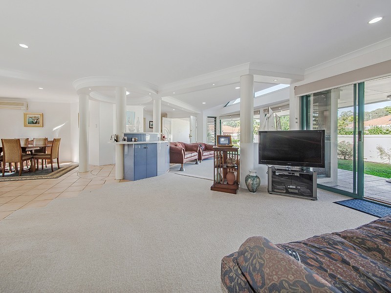 2 Rio Vista Close, Carindale QLD 4152