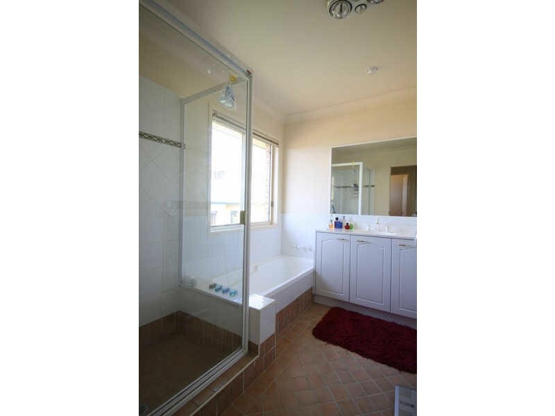 4 Ensign Street, Carindale QLD 4152