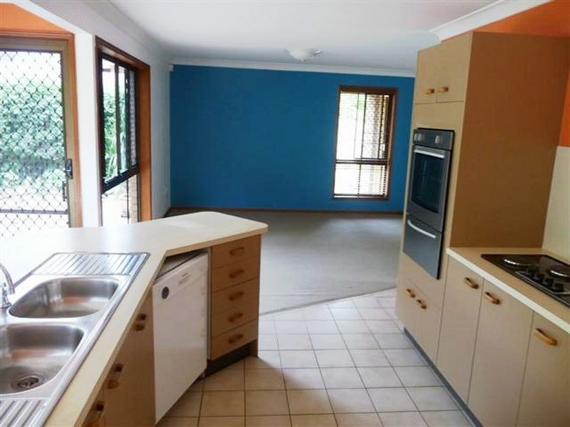 136 Cadogan Street, Carindale QLD 4152