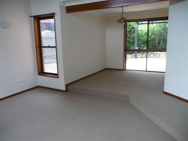 136 Cadogan Street, Carindale QLD 4152