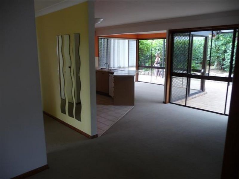 136 Cadogan Street, Carindale QLD 4152