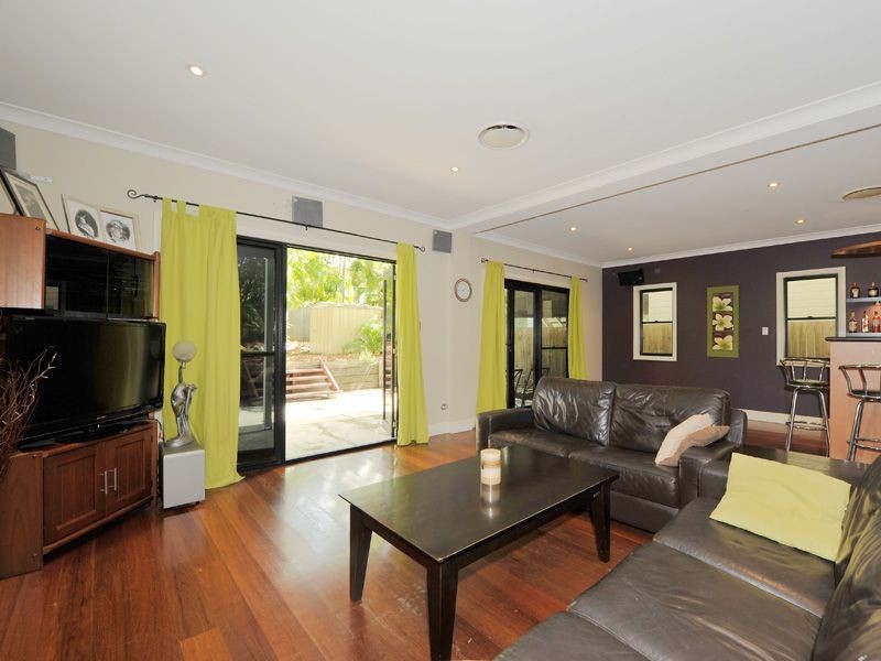 25 Frank Street, Norman Park QLD 4170