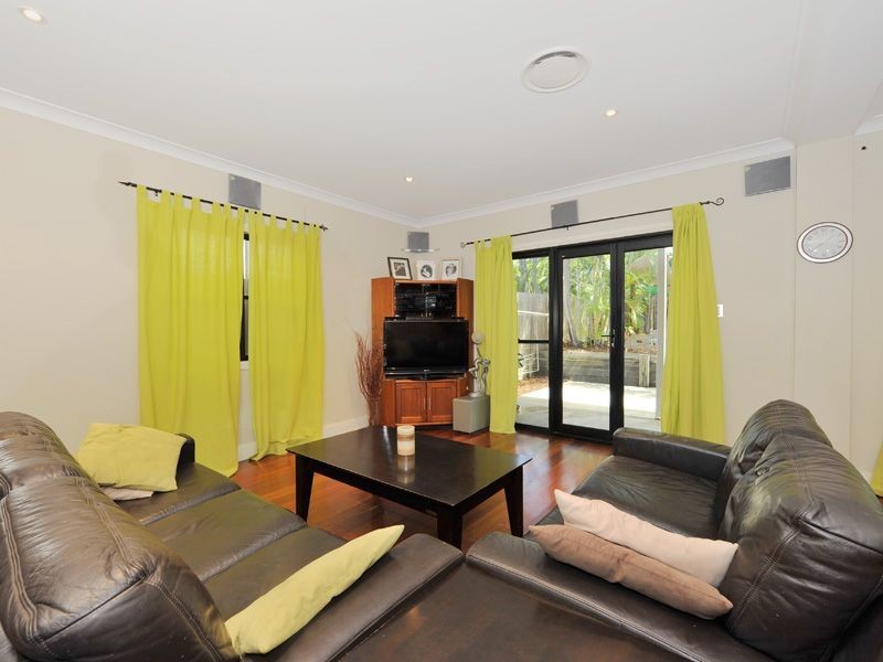 25 Frank Street, Norman Park QLD 4170
