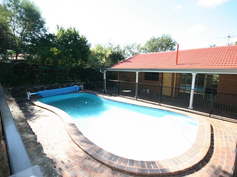 6 Burgh Court, Carindale QLD 4152