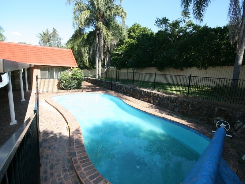 6 Burgh Court, Carindale QLD 4152