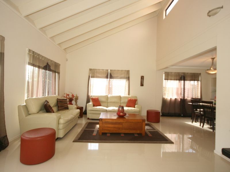 77 Bridgnorth Street, Carindale QLD 4152