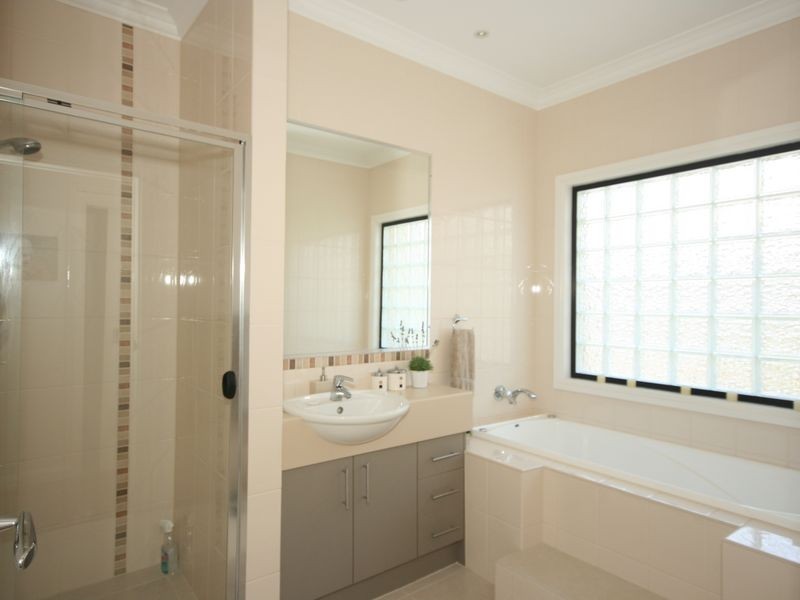 3 Holland Place, Carindale QLD 4152