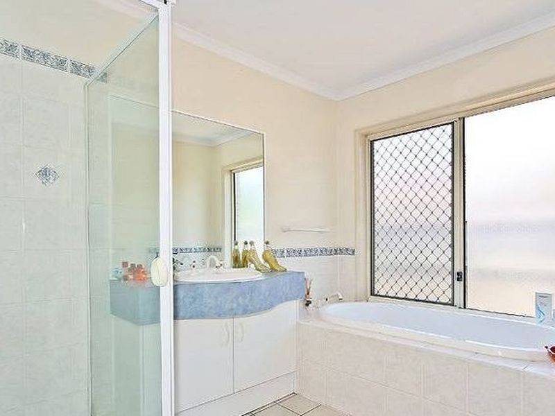 63 Coventry Circuit, Carindale QLD 4152