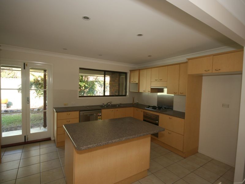 16 Lochleven Street, Carindale QLD 4152