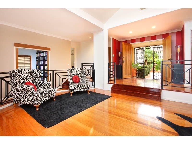 28 St Andrews Crescent, Carindale QLD 4152