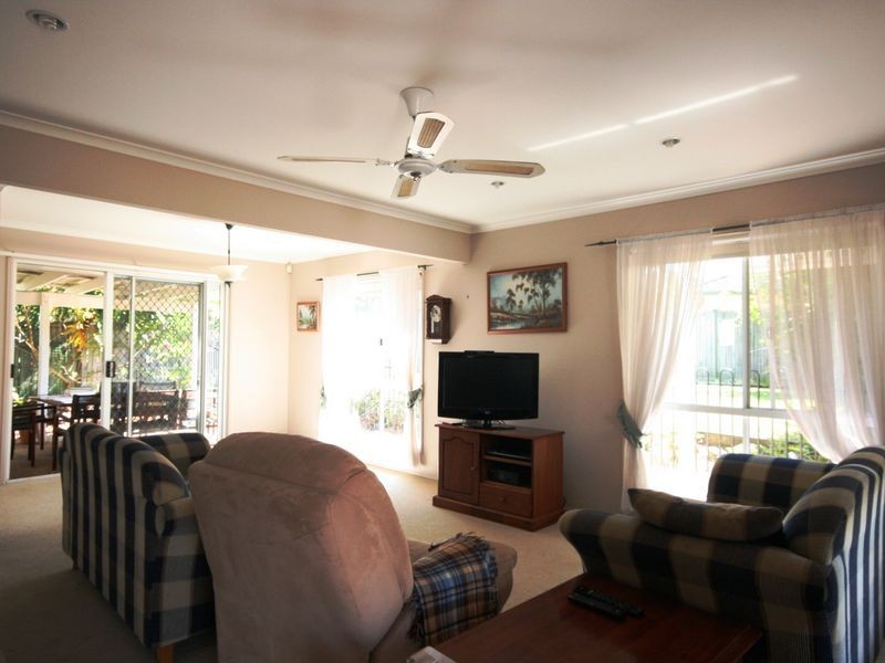 6 Hampshire Close, Carindale QLD 4152