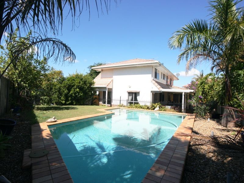 6 Hampshire Close, Carindale QLD 4152