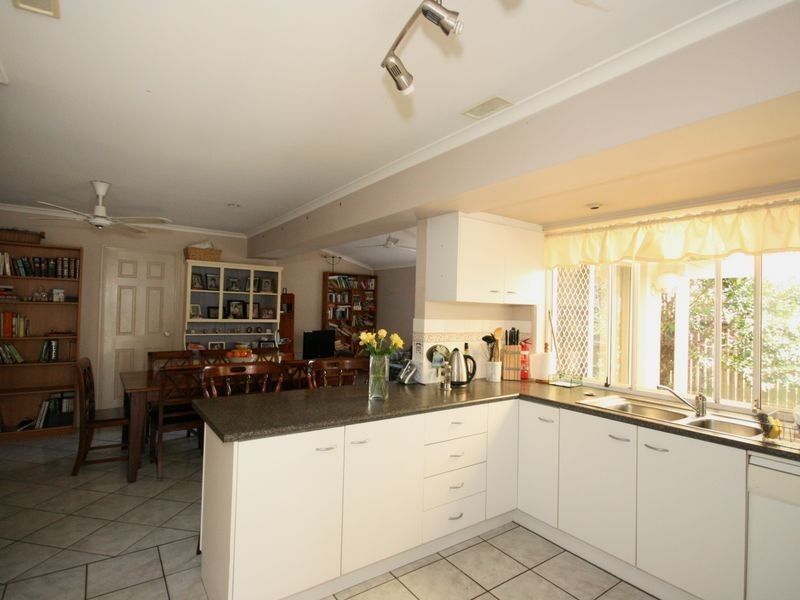 6 Hampshire Close, Carindale QLD 4152