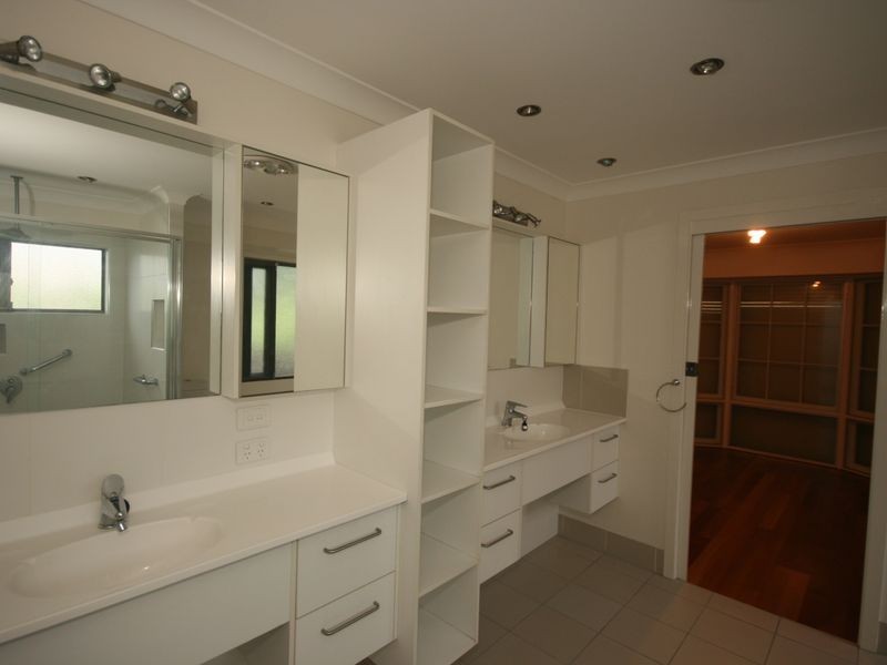 387 Pine Mountain Road, Mansfield QLD 4122