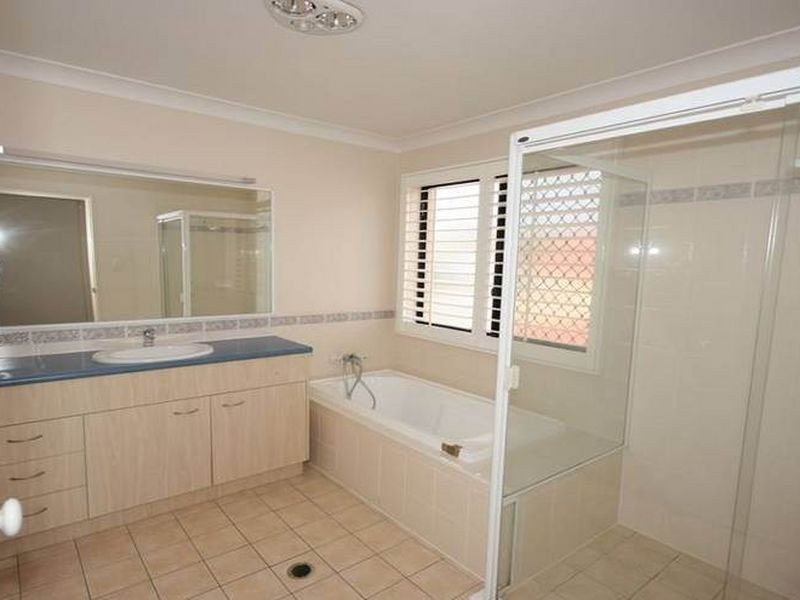 6 Grasmere Place, Carindale QLD 4152