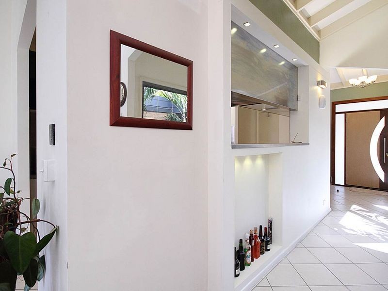 27 Banwell Crescent, Carindale QLD 4152