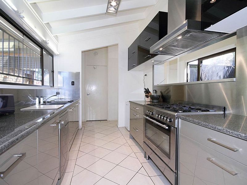 27 Banwell Crescent, Carindale QLD 4152