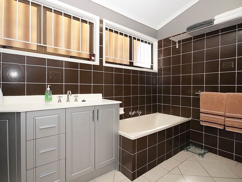 27 Banwell Crescent, Carindale QLD 4152