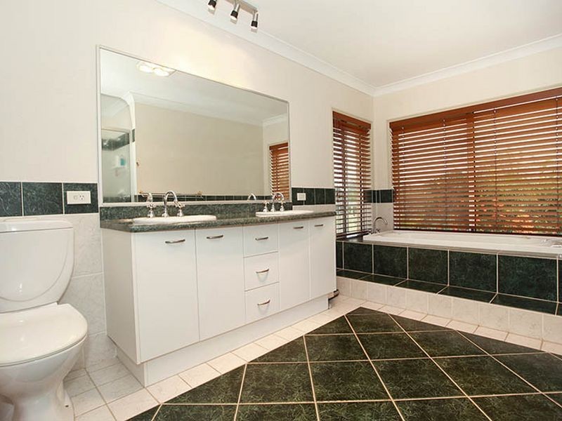 11 Merion Place, Carindale QLD 4152