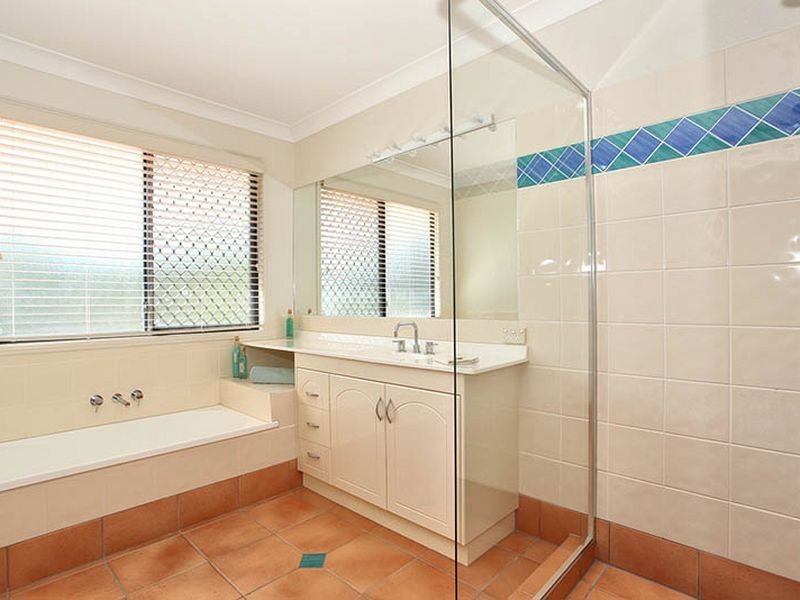 27 Connah Crescent, Carindale QLD 4152