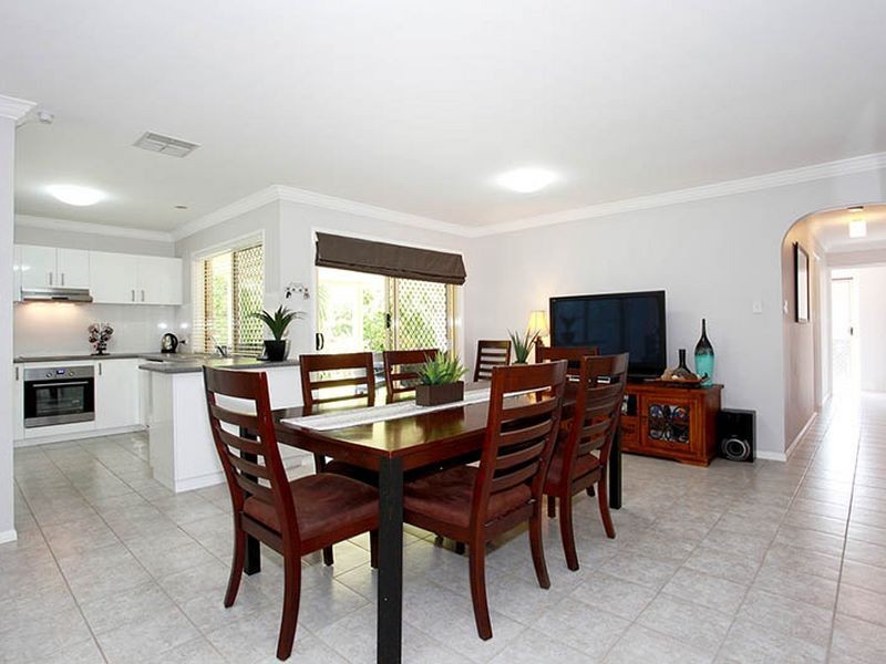 15 Clearmount Crescent, Carindale QLD 4152