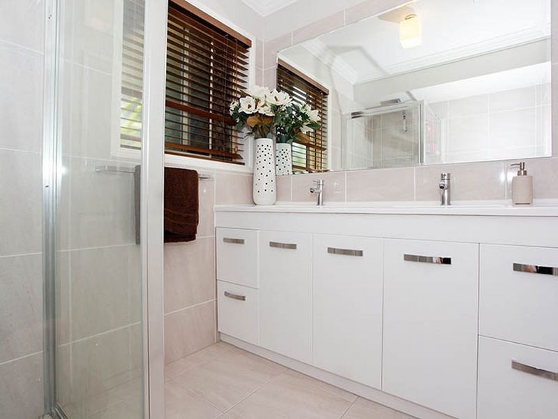 15 Clearmount Crescent, Carindale QLD 4152