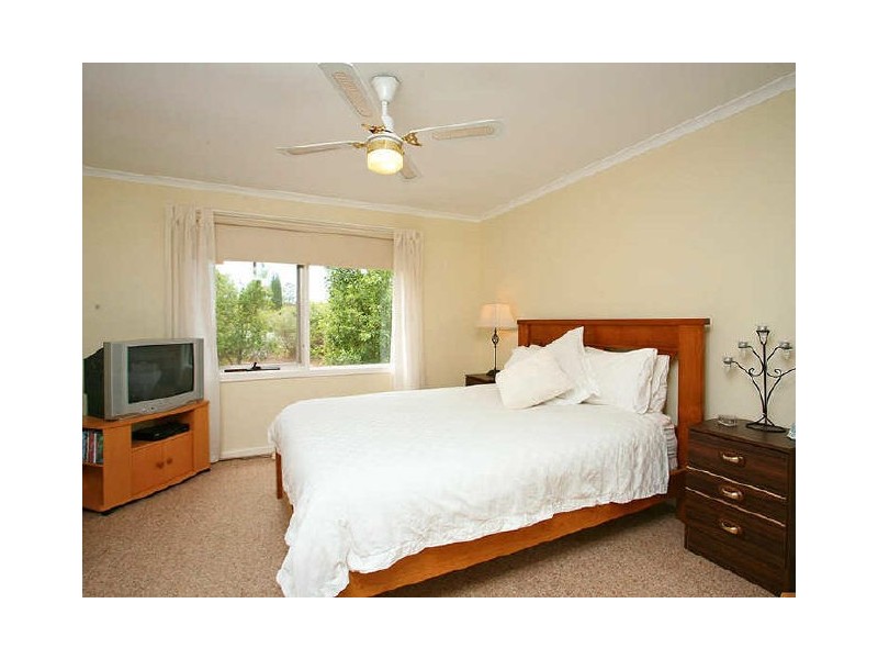 4 Lee Street, Clare SA 5453