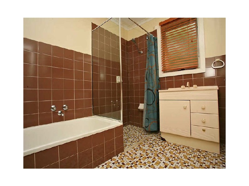 4 Lee Street, Clare SA 5453