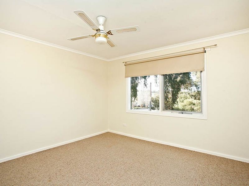 2 Earles Court, Clare SA 5453