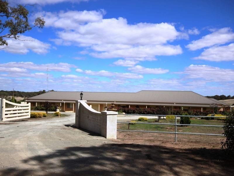 32 Hubbe Road, Clare SA 5453