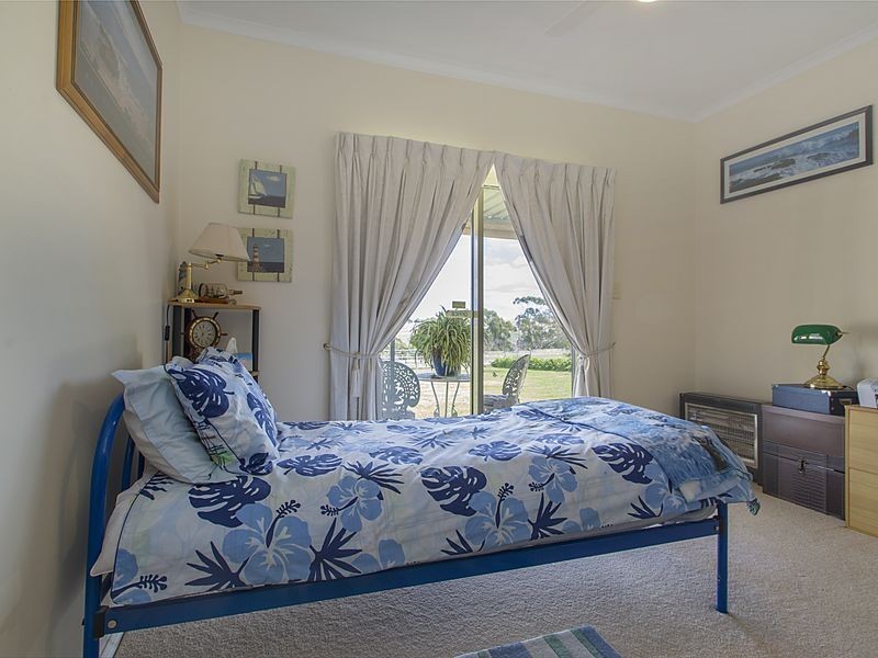 32 Hubbe Road, Clare SA 5453