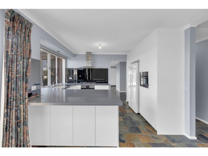 8 Abercrombie Court, Hillbank SA 5112