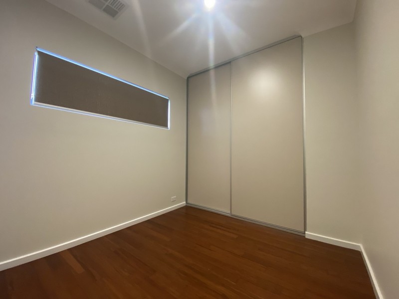 32b Broadwater Crescent, Mawson Lakes SA 5095