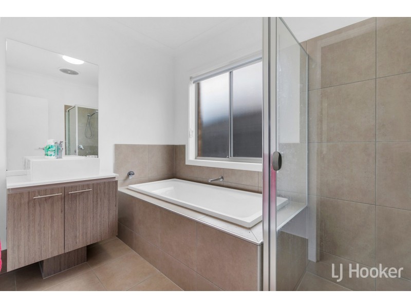 214 President Avenue, Andrews Farm SA 5114