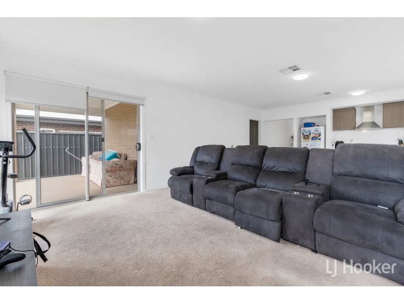 214 President Avenue, Andrews Farm SA 5114