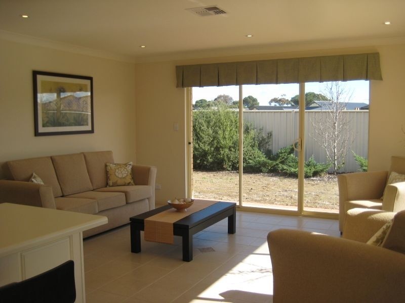 24 Strathaird Blvd, Smithfield SA 5114