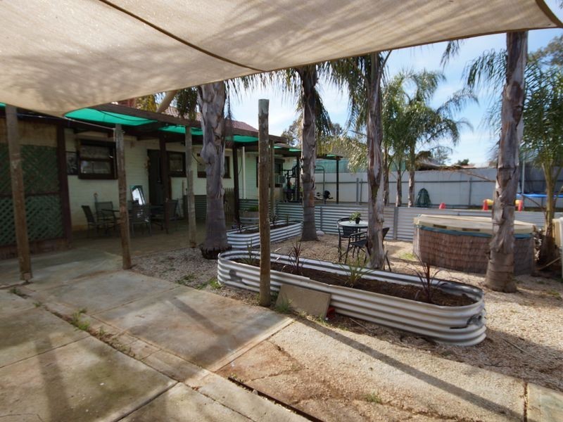 14 Lindsay Street, Elizabeth Downs SA 5113