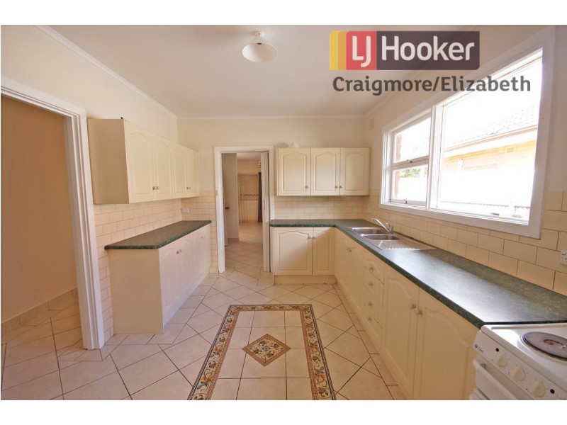 6 Robins Street, Elizabeth Downs SA 5113