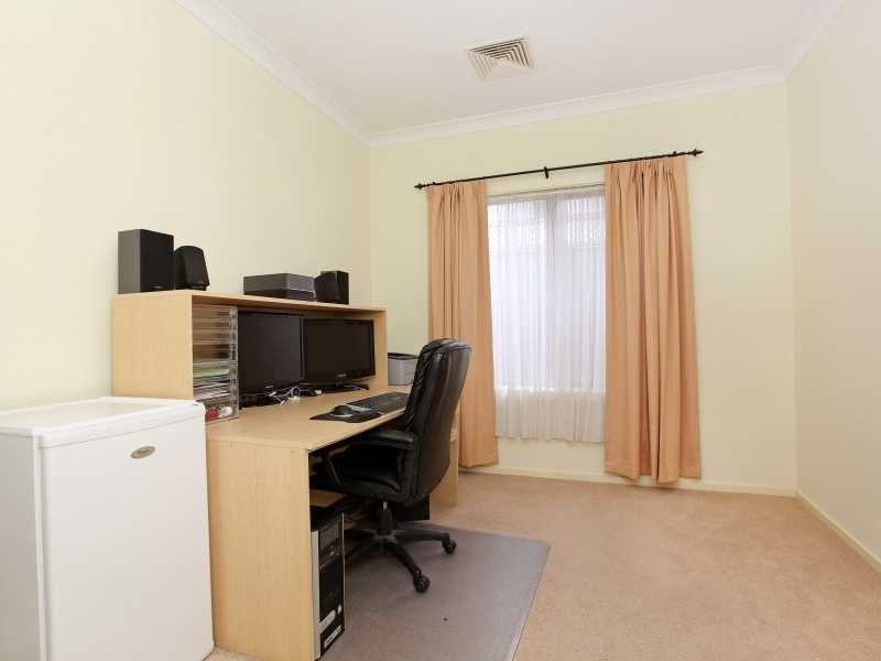 8 Mallard Cres, Mawson Lakes SA 5095