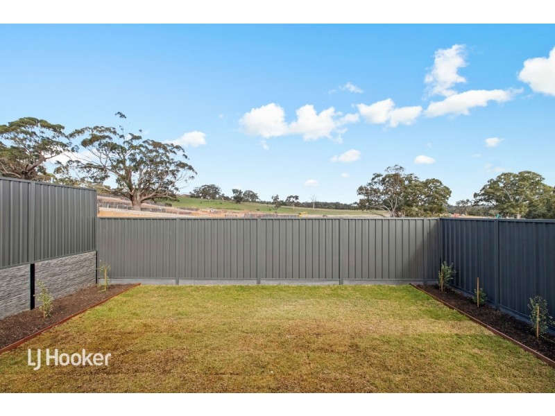 8 Newbury Street, Mount Barker SA 5251