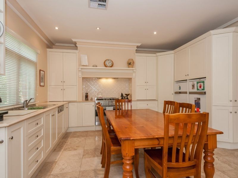 12 Seventh Avenue, St Peters SA 5069